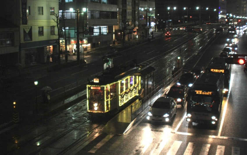 本川町を行く横川行きクリスマス電車