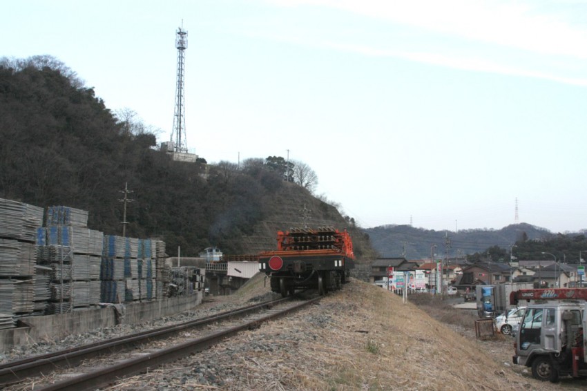 築堤を登ってトンネルに吸い込まれてゆく