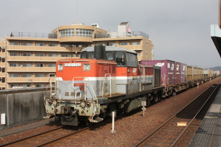 水島駅に到着した3093レ。JR貨物のDE101743が牽引。