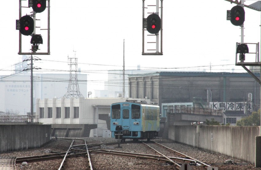 水島駅から左に分岐すると東水島貨物駅へ、右に分岐すると三菱自工前を経て倉敷貨物ターミナルと機関区へ向かう