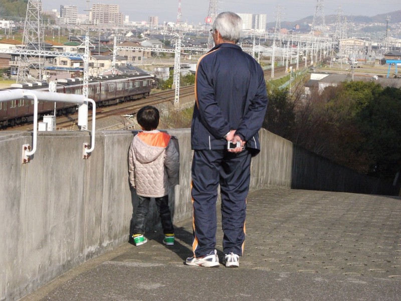 子供を出汁にした爺さんの写真。景色は想像ください。