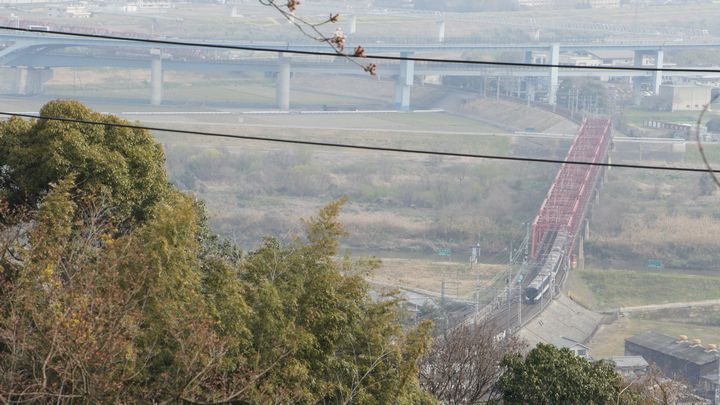 男山山頂の展望台からの眺め。工事中の道路橋脚と手前の電線が邪魔。