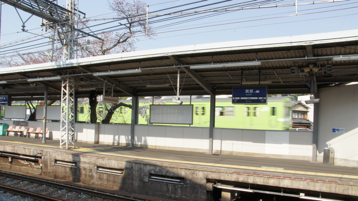 京阪黄檗駅のホームからＪＲ奈良線の電車を撮る。