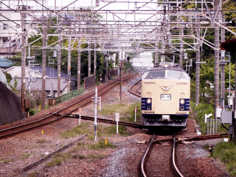 待つ事暫し。やって来ました。前の人の頭の上から引き寄せです。 