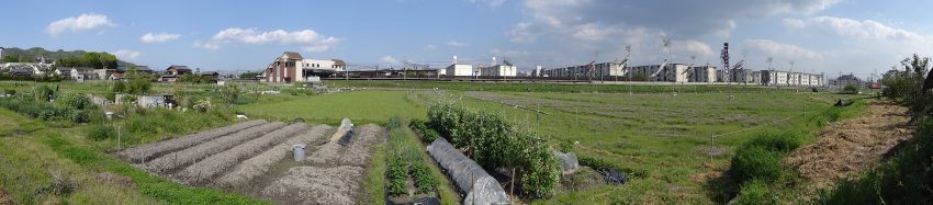 島本駅前。左に駅本屋、中央部までホームが伸びる