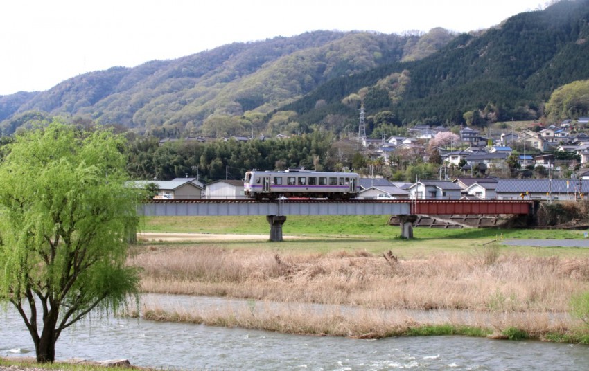 府中・下川辺間　府中行き1724D　キハ120　327