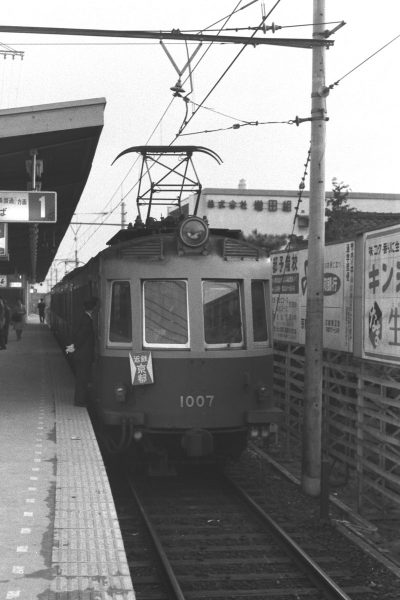 1番線に停車中の近鉄京都行き1007 