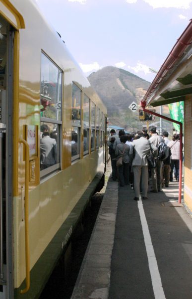 2010年5月3日　三井野原駅にて　1450D　キハ120206