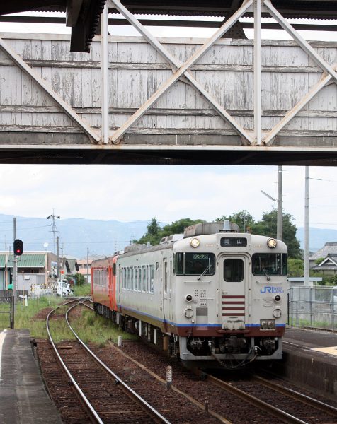 平成23年9月10日　備中高松駅にて　キハ403001と交換