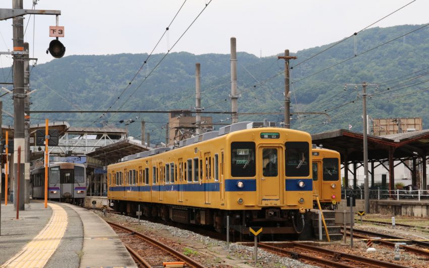 府中駅を発車した250M