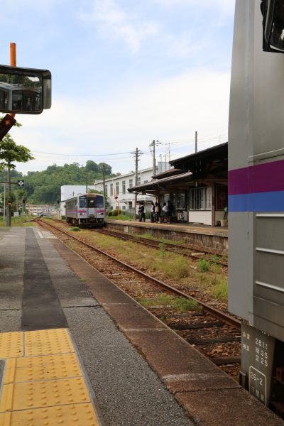 上下駅で臨8726Dと交換