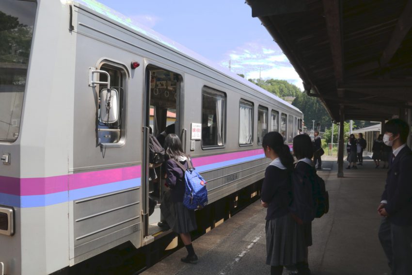 吉舎駅で乗り込む高校生たち