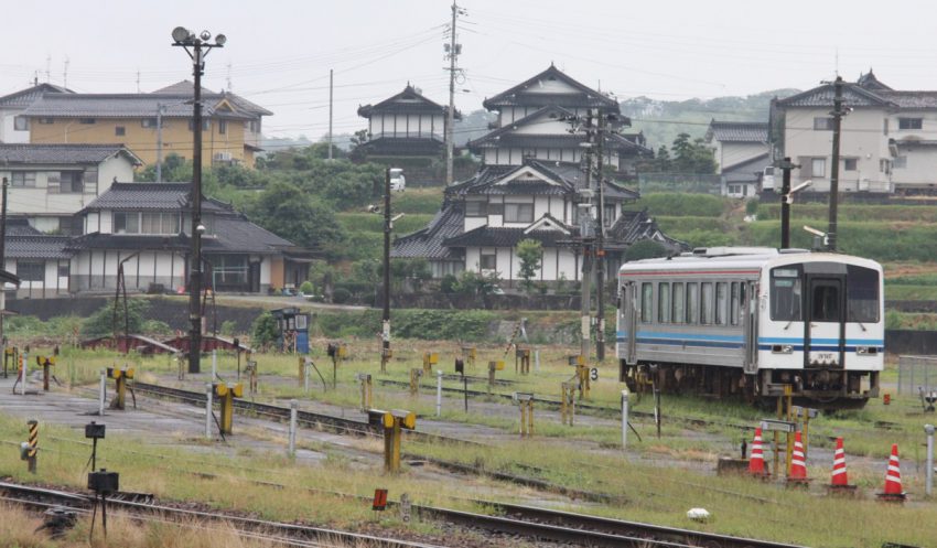 平成23年7月25日　三次駅ホームから　右は三江線のキハ120　316