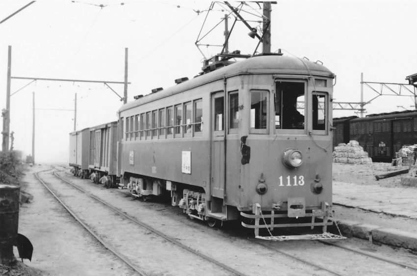 右は伊達駅、貨物列車は軽便電車が牽引。写：野崎氏撮影