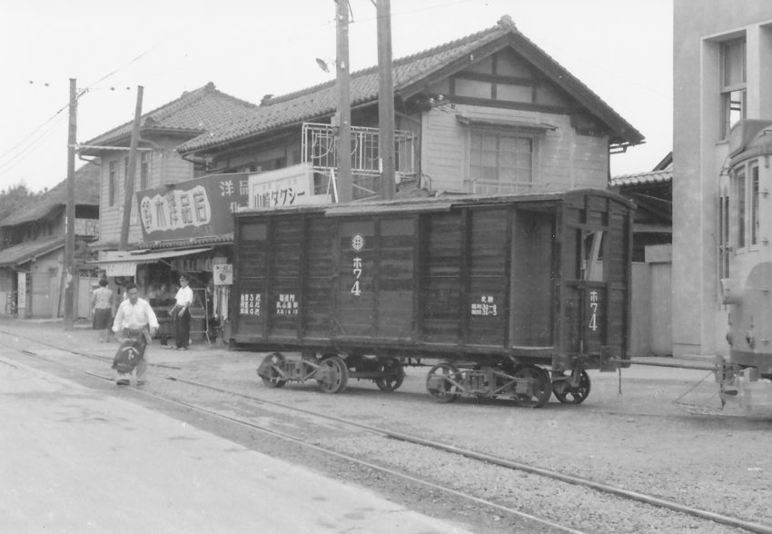 ホワを押し込み牽引の電車は福島駅行きとなり出発