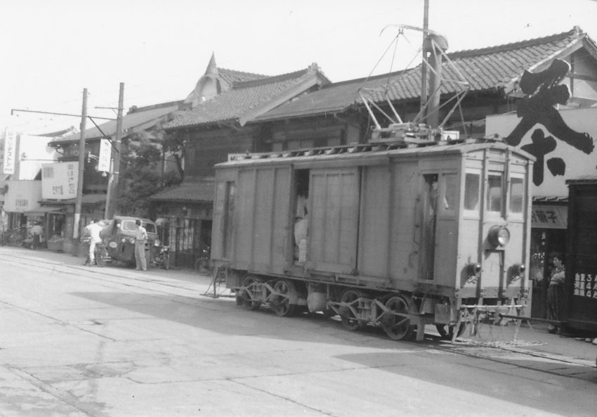 二モ１は列車交換で待機中であった。