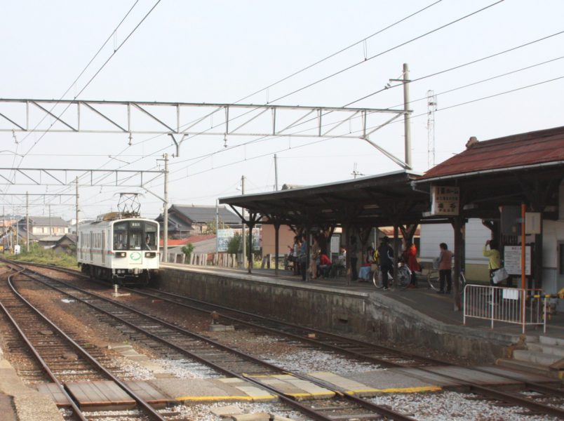 日野駅　自転車と電車を待っている