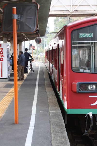 八日市駅　　自転車を押して下車