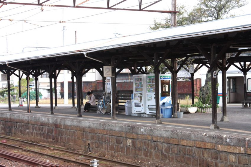 高宮駅　自転車持参で電車を待つ