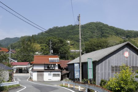 集落の中心に駅があるが、ひっそりとした浜原駅前