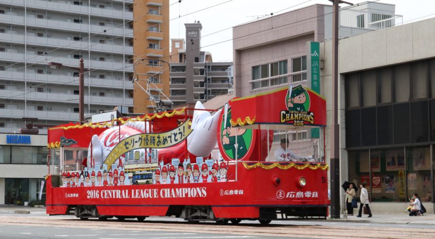 11：48　横川にて　電車に気付いた母子が歓声をあげます