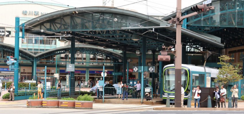 11：51　横川駅前で待ち受ける多くの人たち