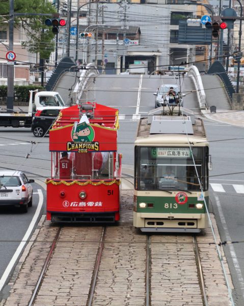 段原1丁目と的場町間の大正橋で813とすれ違い