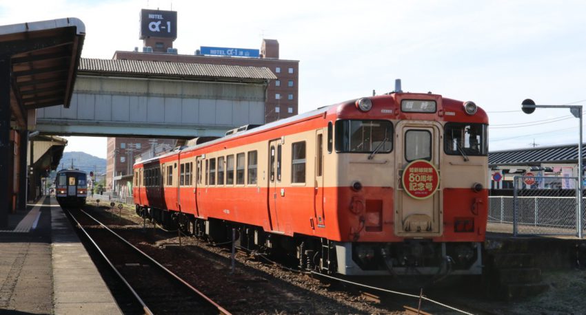 津山駅で休む「姫新線開業80周年記念号」