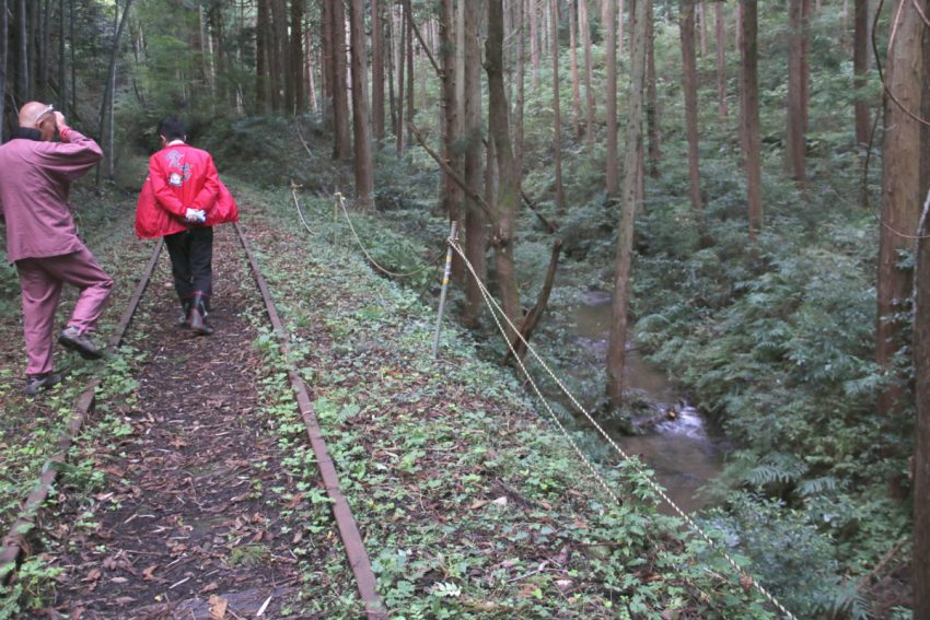 築堤の横に小川が流れる