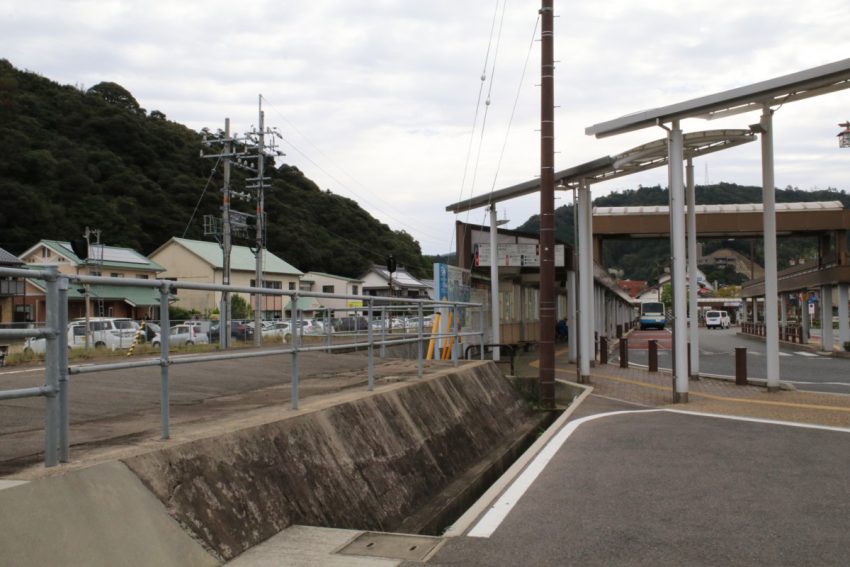 倉吉線ホームはバスターミナルになっている