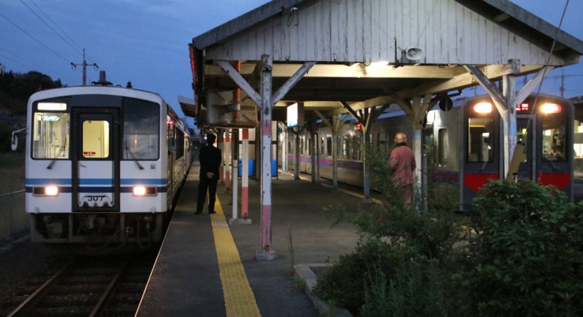 平成28年10月12日　左　江津駅7：00発の三江線423D　右は5:57発320D出雲市行き