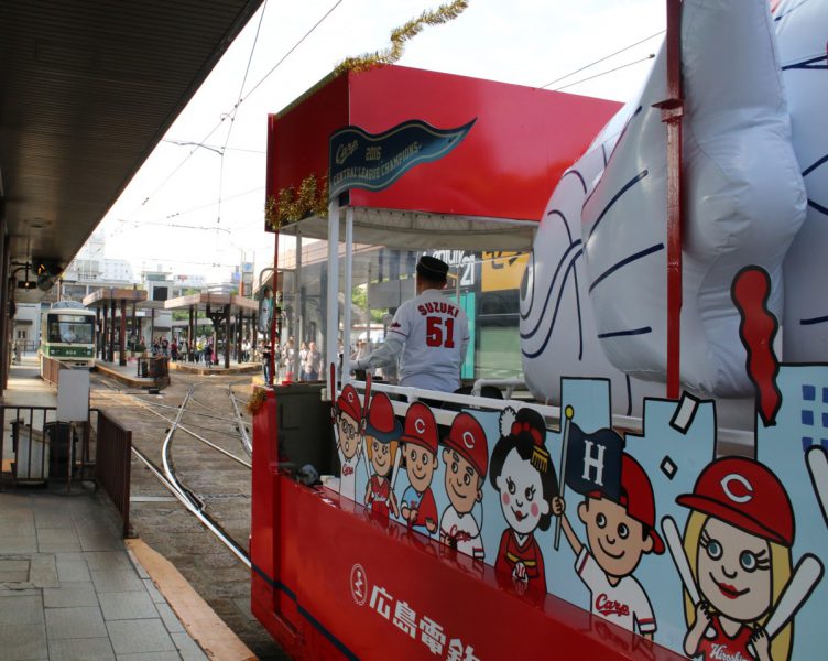 広島駅に到着した花電車と待ち受ける人たち