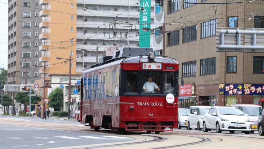 横川駅前に到着したワイン電車