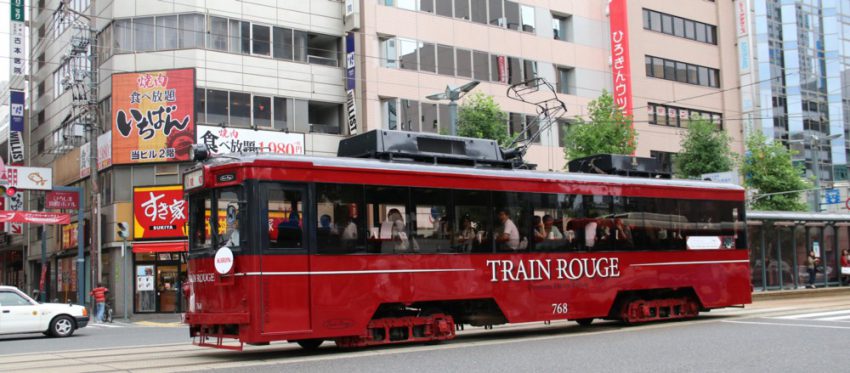 13:41 八丁堀を広島駅に向かうワイン電車