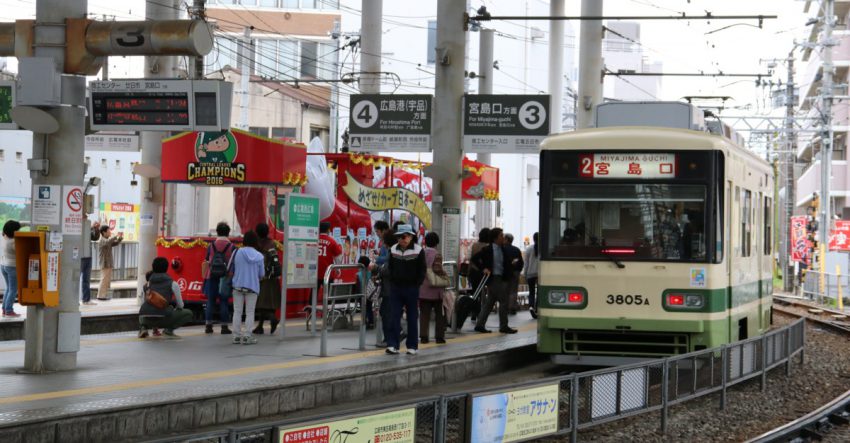 右は宮島口行き3805