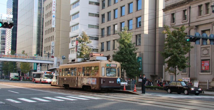 袋町電停を通過してゆく913号