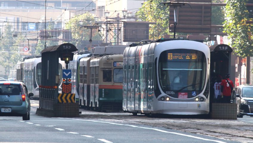 中電前電停にたまりだした北行き電車