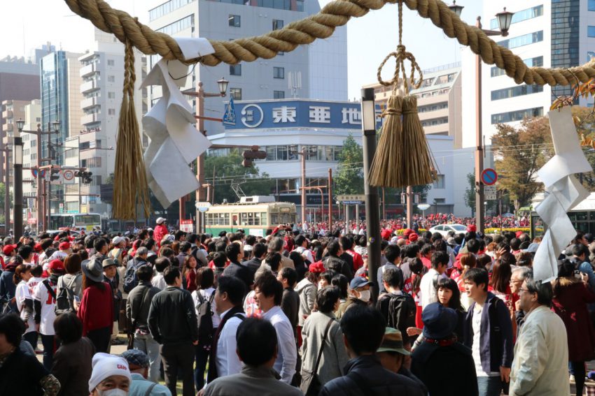 白神社交差点の人波とその中を行く1900型