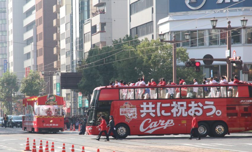 続いてオープンルーフのバスに分乗した選手たち