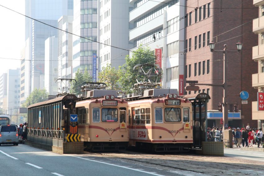 3004と3007のツーショット　中電前電停にて　かわいい「臨」の看板を掲げて