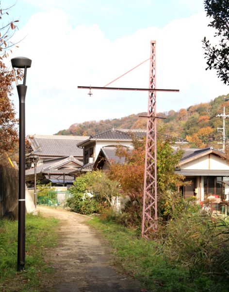 特徴ある架線柱が数多く残されている。