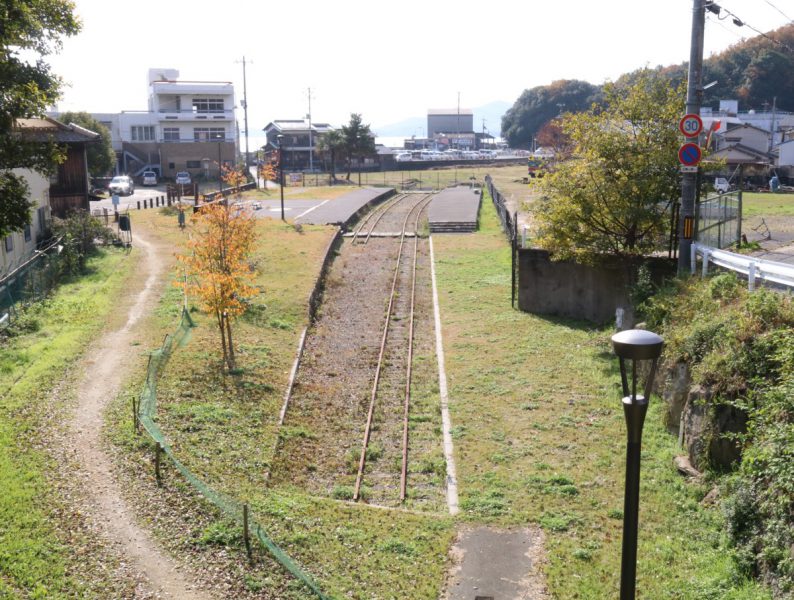 陸橋から駅構内を望む