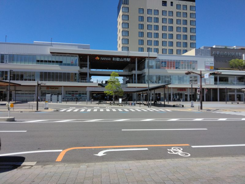 立派な南海の駅だが、JR線もお忘れなく